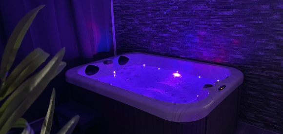 Suite esprit Santorin avec piscine intérieure chauffée, jacuzzi, fauteuil massant, Entre Nimes,  Arles, et Avignon