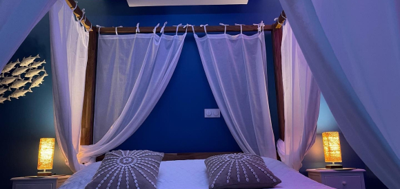 Suite esprit Santorin avec piscine intérieure chauffée, jacuzzi, fauteuil massant, Entre Nimes,  Arles, et Avignon