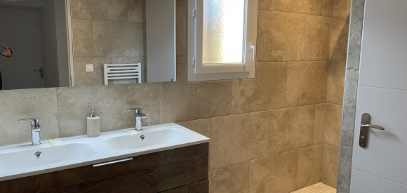 Suite esprit Santorin avec piscine intérieure chauffée, jacuzzi, fauteuil massant, Entre Nimes,  Arles, et Avignon
