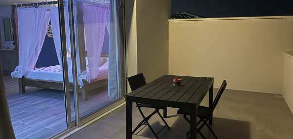 Suite esprit Santorin avec piscine intérieure chauffée, jacuzzi, fauteuil massant, Entre Nimes,  Arles, et Avignon