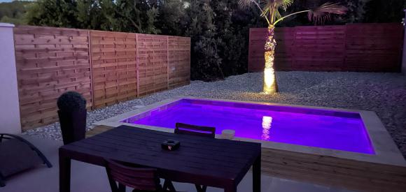 Suite ambiance SEYCHELLES, avec Jacuzzi et sauna privatif, et piscine extérieure, Entre Nimes, Arles, et Avignon