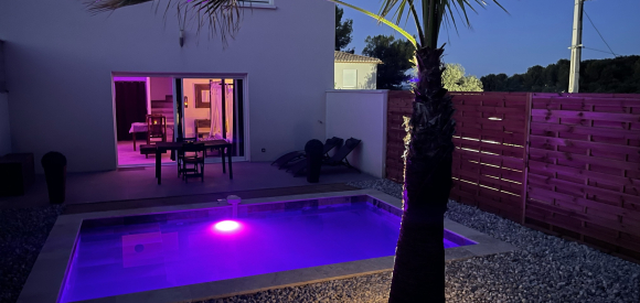 Suite ambiance SEYCHELLES, avec Jacuzzi et sauna privatif, et piscine extérieure, Entre Nimes, Arles, et Avignon
