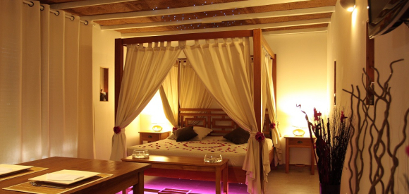 La Paillote Exotique - Suite MALDIVES, avec Jacuzzi et sauna privatif, Beaucaire - Entre Nimes, Arles, et Avignon