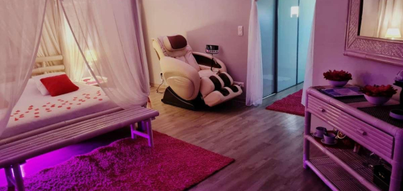 Suite ambiance BORA BORA, avec Jacuzzi, fauteuil massant zéro gravité et piscine extérieure, Beaucaire - Entre Nimes, Arles, et Avignon
