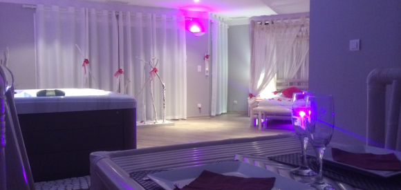 Suite ambiance BORA BORA, avec Jacuzzi, fauteuil massant zéro gravité et piscine extérieure, Beaucaire - Entre Nimes, Arles, et Avignon