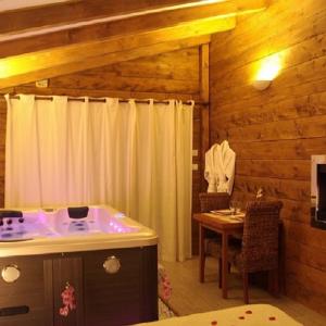 Chambre ambiance MEGEVE avec Jacuzzi privatif et cheminée , Beaucaire - Entre Nimes, Arles, et Avignon