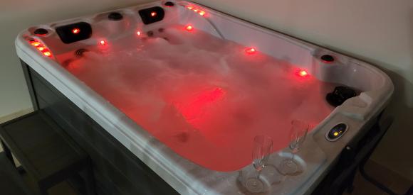 Love Room exclusive avec jacuzzi dans la Drôme