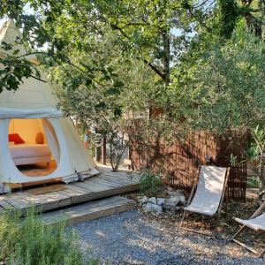 Tipi lodge avec spa privatif en Ardèche