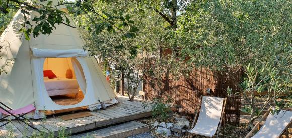 Tipi lodge avec spa privatif en Ardèche