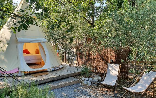 Tipi lodge avec spa privatif en Ardèche