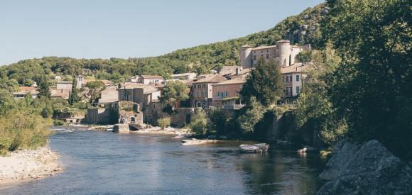 Roulotte gîte avec spa privatif à Vogüé, Ardèche