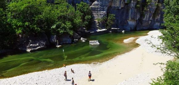 Roulotte gîte avec spa privatif à Vogüé, Ardèche