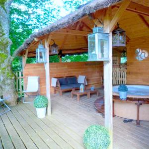 Cabane dans les arbres et son spa privatif, Chalais