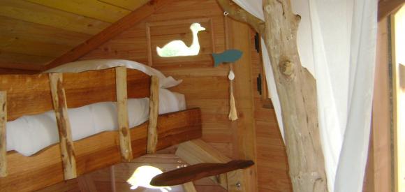 Cabane dans les arbres, vue Lac, Chalais