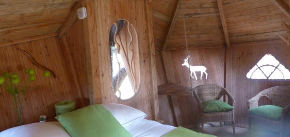 Cabane perchée dans trois chênes, Chalais