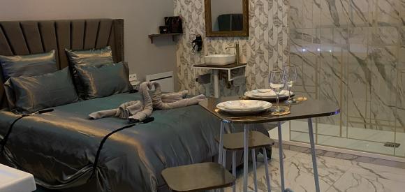Magnifique Love room ambiance érotique avec Jacuzzi en Normandie