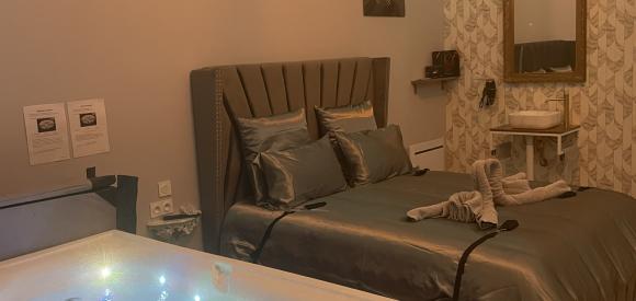 Magnifique Love room ambiance érotique avec Jacuzzi en Normandie