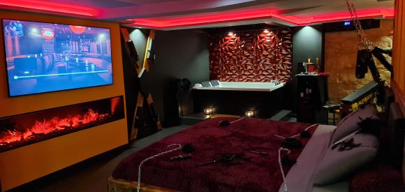 Loveroom plaisirs intimes avec spa privé, accessoires érotiques, Var