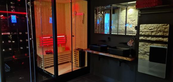 Loveroom plaisirs intimes avec spa privé, accessoires érotiques, Var