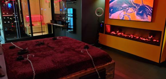 Loveroom plaisirs intimes avec spa privé, accessoires érotiques, Var