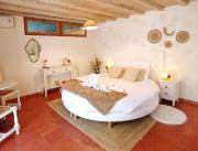 Appartement romantique lit rond Jacuzzi privatif , terrasse et jardin, La Ciotat, proche Marseille - 12