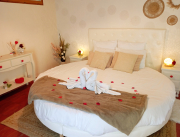 Appartement romantique lit rond Jacuzzi privatif , terrasse et jardin, La Ciotat, proche Marseille - 13