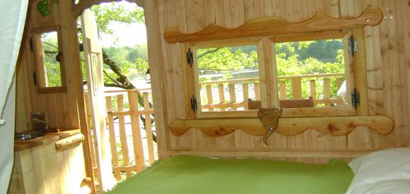 Cabane dans un arbre au dessus d'un lac, Chalais