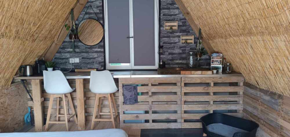 Cabane insolite près d’un phare, campagne mer surf, Finistère