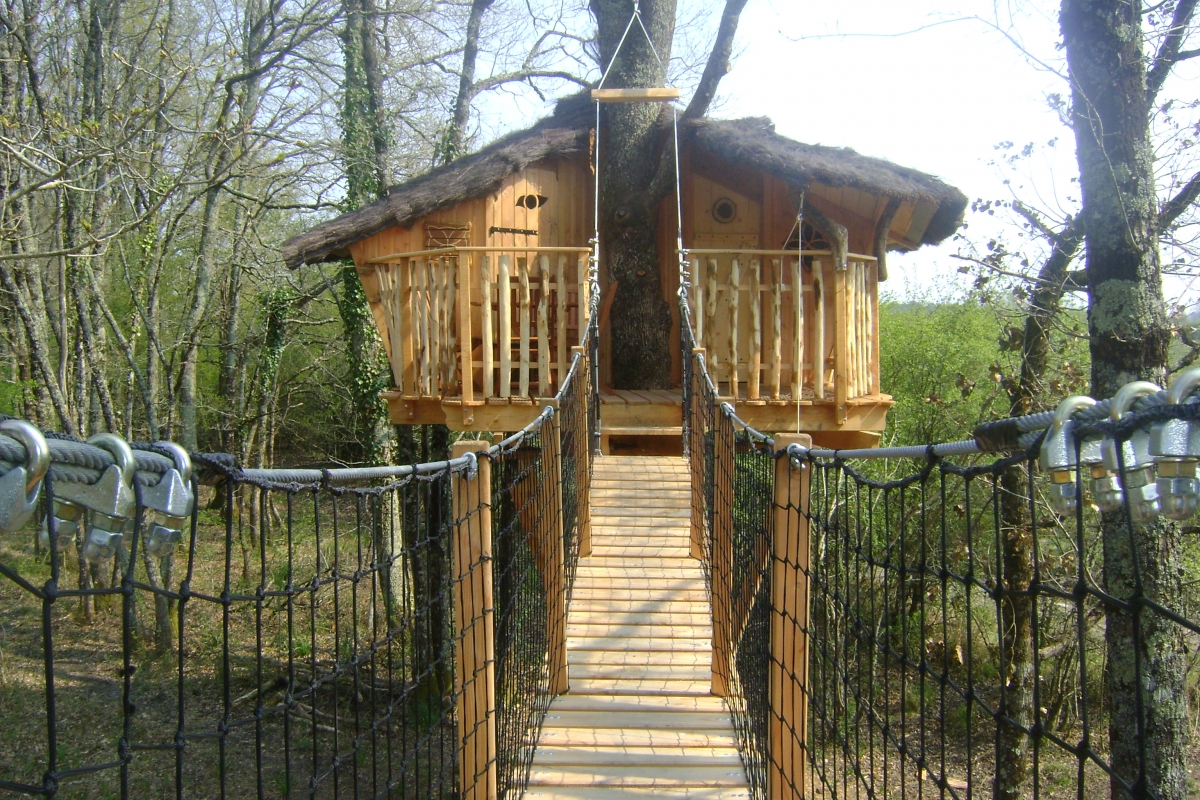 Cabane avec pont suspendu dans les arbres à Chalais - Introuvable