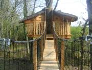 Cabane dans les arbres avec pont, Chalais - 1