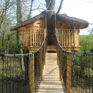 Cabane dans les arbres avec pont, Chalais