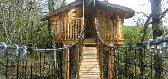 Cabane dans les arbres avec pont, Chalais