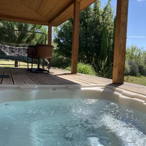 Cabane sur pilotis avec spa privatif, proche Carcassonne