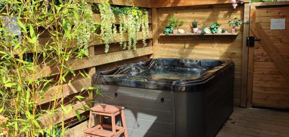 Chalet avec jacuzzi privatif et poêle à bois, proche Caen