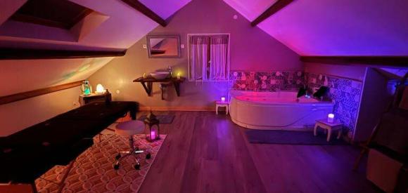 Love room avec jacuzzi, proche Sarlat