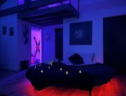 Love Room avec salle sexy, Jacuzzi Privatif, massage et cinéma à Biscarrosse - 3