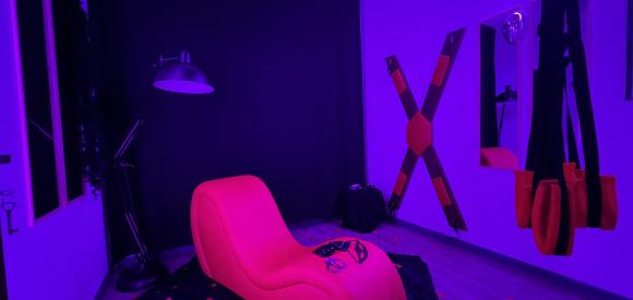 Love Room avec salle sexy, Jacuzzi Privatif, massage et cinéma à Biscarrosse