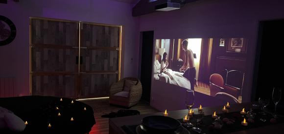 Love Room avec salle sexy, Jacuzzi Privatif, massage et cinéma à Biscarrosse