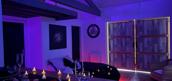 Love Room avec salle sexy, Jacuzzi Privatif, massage et cinéma à Biscarrosse