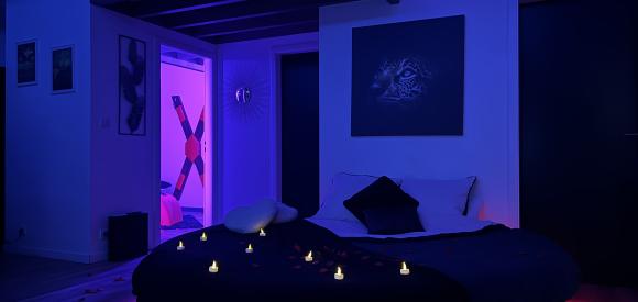Love Room avec salle sexy, Jacuzzi Privatif, massage et cinéma à Biscarrosse
