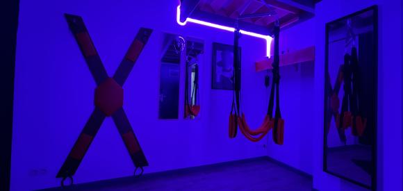 Love Room avec salle sexy, Jacuzzi Privatif, massage et cinéma à Biscarrosse