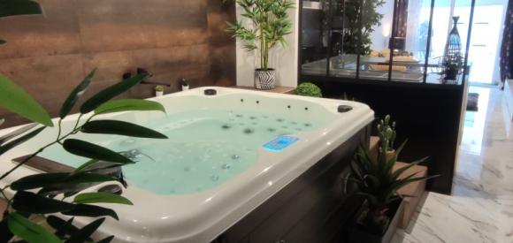 Suite romantique avec jacuzzi et matelas massant, esprit love room, proche Toulon