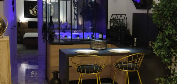 Suite romantique avec jacuzzi et matelas massant, esprit love room, proche Toulon