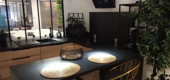 Suite romantique avec jacuzzi et matelas massant, esprit love room, proche Toulon