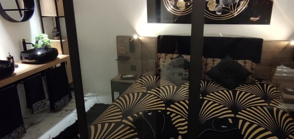 Suite romantique avec jacuzzi et matelas massant, esprit love room, proche Toulon