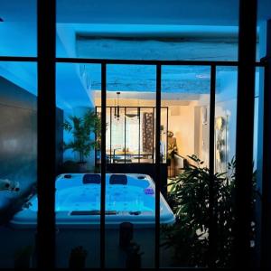 Suite romantique avec jacuzzi et matelas massant, esprit love room, proche Toulon