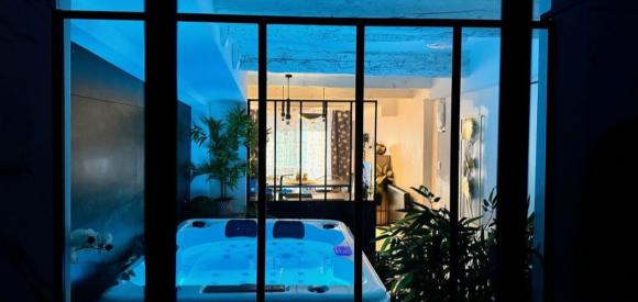 Suite romantique avec jacuzzi et matelas massant, esprit love room, proche Toulon