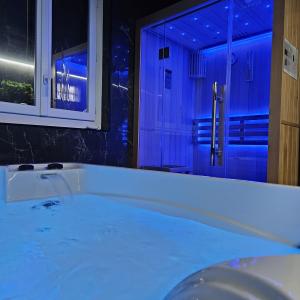 Love Room avec jacuzzi et sauna, Auxerre