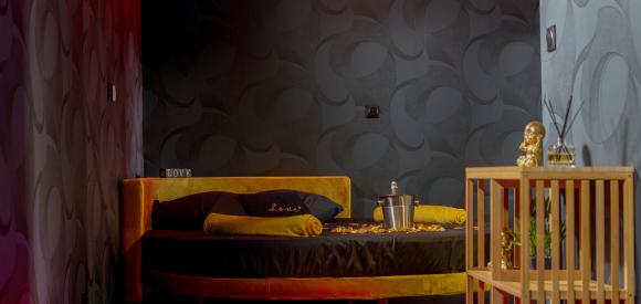 Love Room avec jacuzzi et sauna, Auxerre