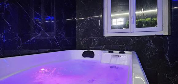 Love Room avec jacuzzi et sauna, Auxerre